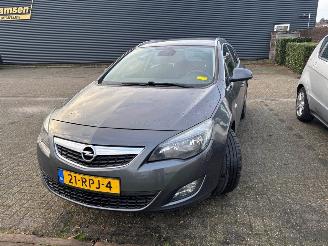 damaged passenger cars Opel Astra SPORTS TOURER 2011/6