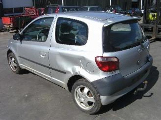 Toyota Yaris 1.0 16 v picture 2