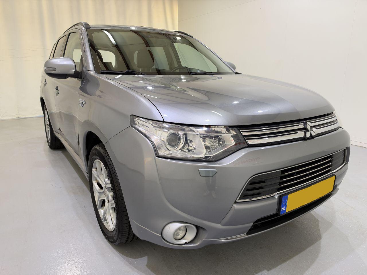 Mitsubishi Outlander 2.0 PHEV Instyle 4WD Leer · 2014