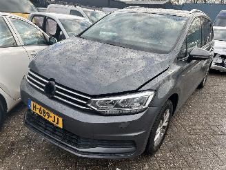 Damaged car Volkswagen Touran 1.5 TSI  highline  7 Persoons 2019/5