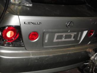 Lexus IS 200 picture 2