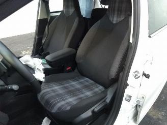 Peugeot 108  picture 10