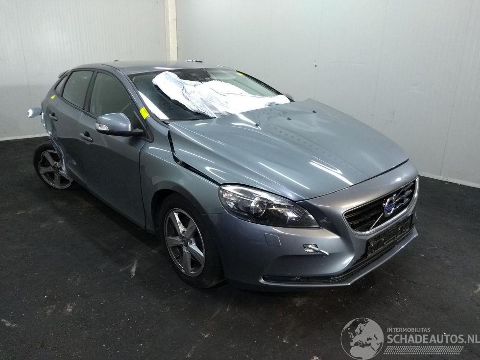 Volvo V-40 