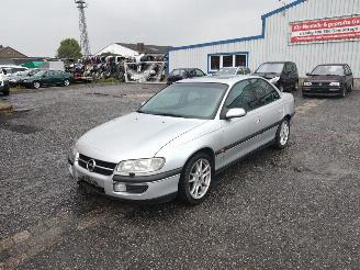 Uttjänta bilar auto Opel Omega 2.5 Zilver 147 voor Onderdelen 1998/3