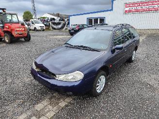 Salvage car Ford Mondeo 1.8 16V Lugano-Blauw Onderdelen RKB Motor 1996/10