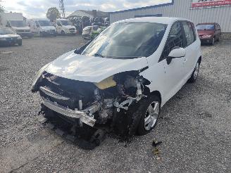 Dezmembrări autoturisme Renault Scenic 1.6 16V Wit OV369 Onderdelen K4M858 Motor 2015/4