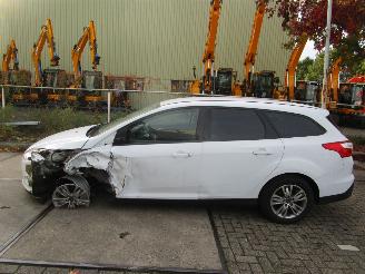 Vaurioauto  passenger cars Ford Focus 1.0 ecoboost 92kW E5 2014/5