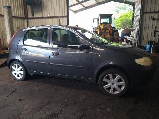 Salvage car Fiat Punto 1.4 16V Young 2005/2