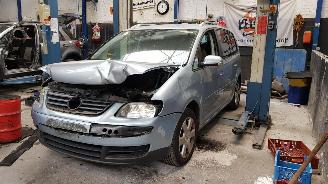 Voiture accidenté Volkswagen Touran 1.6 16v FSI Business 2006/7