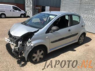 damaged passenger cars Toyota Aygo Aygo (B10), Hatchback, 2005 / 2014 1.0 12V VVT-i 2011/6