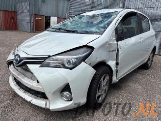 Coche siniestrado Toyota Yaris Yaris III (P13), Hatchback, 2010 / 2020 1.5 16V Hybrid 2015/2