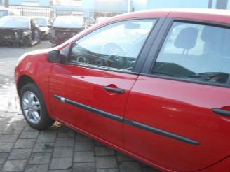 Renault Clio 1.2. benzine rood 5deurs picture 4