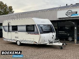 Vaurioauto  caravans Hobby  470 KMF On Tour Stapelbed 6-Pers Fietsenrek 2015/6