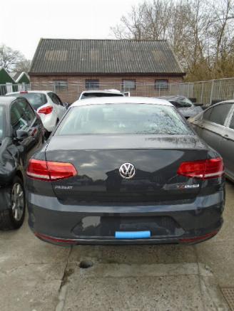 Volkswagen Passat Nieuw bj2015 branschade picture 1