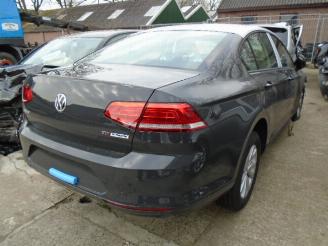 Volkswagen Passat Nieuw bj2015 branschade picture 3