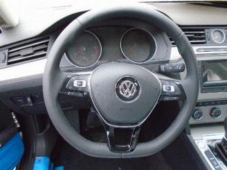 Volkswagen Passat Nieuw bj2015 branschade picture 13