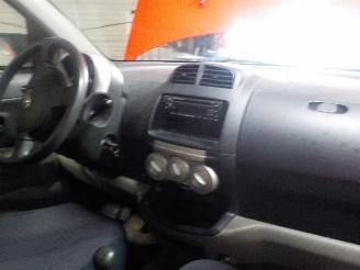 Daihatsu Sirion Sirion 2 (M3) Hatchback 1.0 12V DVVT (1KR-FE) [51kW]  (01-2005/06-2013=
) picture 6