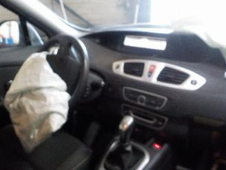 Renault Scenic Scénic III (JZ) MPV 2.0 16V CVT (M4R-F711) [103kW]  (02-2009/05-2016=
) picture 5