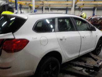 Opel Astra Astra J Sports Tourer (PD8/PE8/PF8) Combi 1.4 16V ecoFLEX (A14XER(Euro=
 5)) [74kW]  (10-2010/10-2015) picture 3