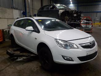 Opel Astra Astra J Sports Tourer (PD8/PE8/PF8) Combi 1.4 16V ecoFLEX (A14XER(Euro=
 5)) [74kW]  (10-2010/10-2015) picture 2