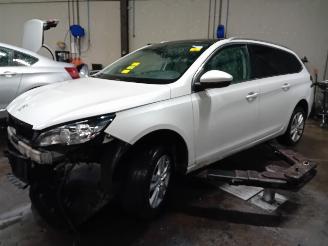 Coche siniestrado Peugeot 308 308 SW (L4/L9/LC/LJ/LR) Combi 5-drs 1.6 BlueHDi 120 (DV6FC(BHZ)) [88kW=
]  (03-2014/12-2021) 2014/8