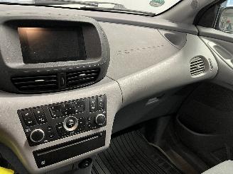 Nissan Almera Almera Tino (V10M) MPV 1.8 16V (QG18DE) [85kW]  (12-2002/02-2006) picture 15