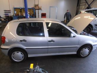 Volkswagen Polo (6n2) hatchback 1.4 16v 75 (aua)  (10-1999/09-2001) picture 1