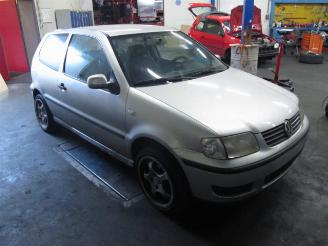 Volkswagen Polo (6n2) hatchback 1.4 (aud)  (10-1999/09-2001) picture 2