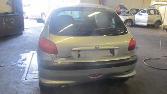 Peugeot 206 206 (2A/C/H/J/S) Hatchback 2.0 GT,GTI 16V (EW10J4(RFR)) [99kW]  (04-1999/10-2000) picture 4
