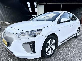 Hyundai Ioniq Comfort EV 120pk aut + f1 flippers - nap - 2x laadkabels - navi - camera - front + line assist - wegenbelastingvrij - keyless entry + start picture 2