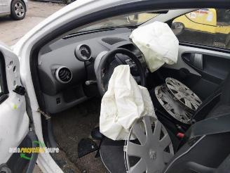 Peugeot 107 onderdelen (kleur: KWD) donorauto picture 13