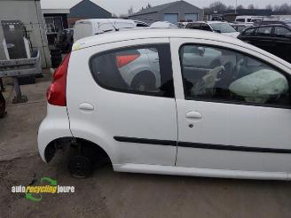 Peugeot 107 onderdelen (kleur: KWD) donorauto picture 6