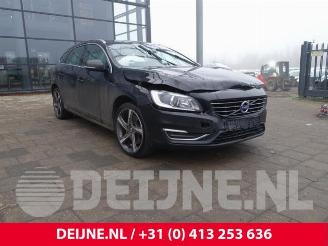 Coche siniestrado Volvo V-60 V60 I (FW/GW), Combi, 2010 / 2018 2.4 D6 20V Plug-in Hybrid AWD 2013/12
