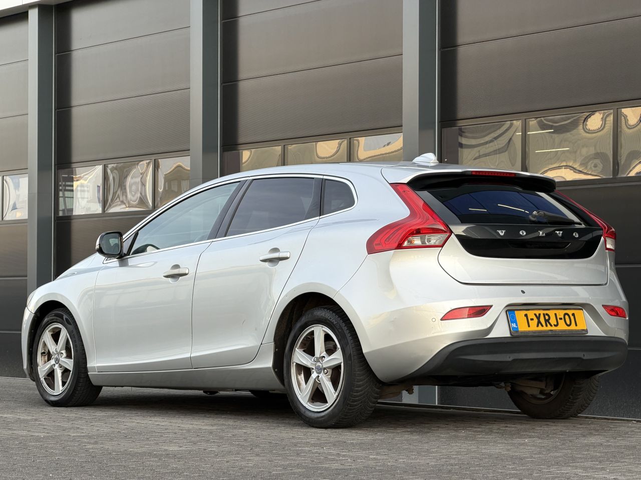 Volvo V-40