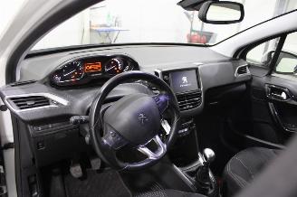 Peugeot 208  picture 9