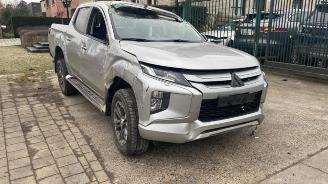 Vrakbiler auto Mitsubishi L-200 L-200, Pick-up, 2014 2.2 DI-D 4WD 2020/10