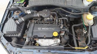 Opel Corsa C 2001 1.2 16v Z12XE Blauw Z20H onderdelen picture 8