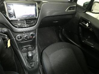 Peugeot 208 SIGNATURE picture 14