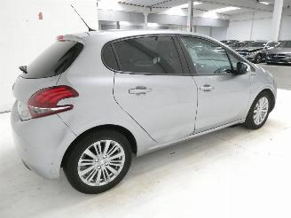 Peugeot 208 SIGNATURE picture 10