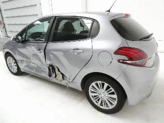 Peugeot 208 SIGNATURE picture 6