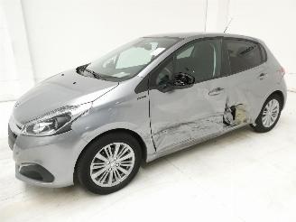Peugeot 208 SIGNATURE picture 3