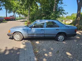 uszkodzony samochody osobowe Mercedes 200-280 260 E W124 1989/3