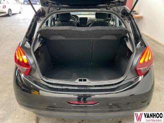 Peugeot 208  picture 12