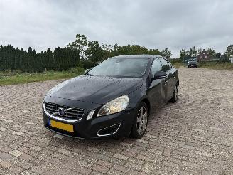 Vaurioauto  passenger cars Volvo S-60 2.0 D3 2011/1
